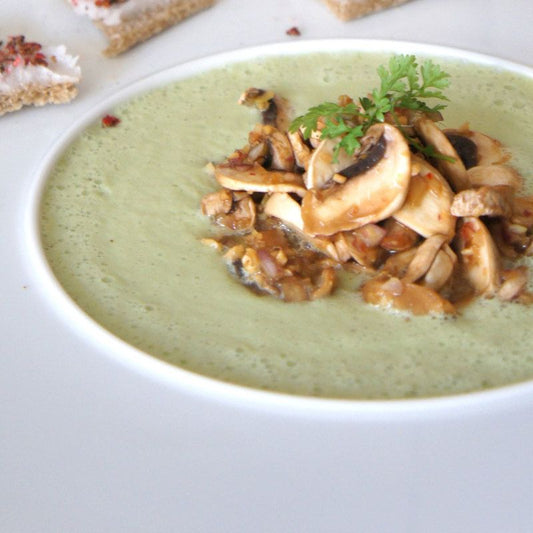 Maronensamtsuppe mit Fasanenbrust und Steinpilzen